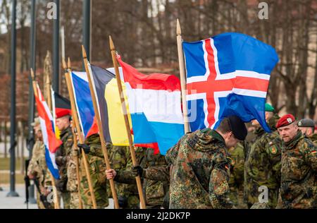 Vilnius, Litauen - März 29 2022: Flaggen verschiedener europäischer Länder, die Mitglieder der NATO-Einheit zur Truppe sind, aus nächster Nähe Stockfoto