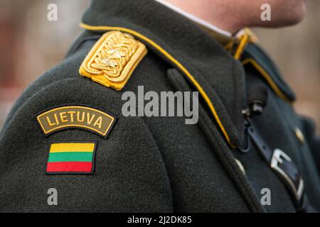 Flagge Litauens, litauische Streitkräfte auf einem Soldaten elegante Uniform, NATO-Einheit für die Integration, Nahaufnahme Stockfoto