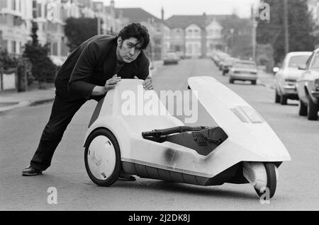 15 Stein Roy Stuart aus Ilford, Essex, Besitzer einer C5, kann aufgrund seiner Größe nur sechs Meilen von ihm herausholen. Bild aufgenommen am 10.. März 1985 Stockfoto