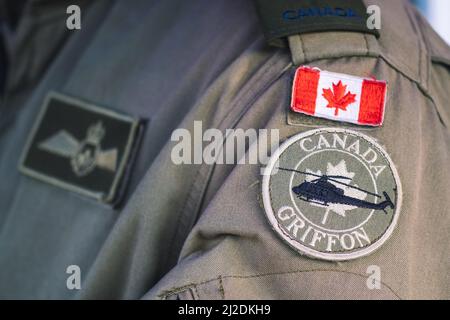 Flagge von Kanada und Griffon, Royal Canadian Air Force auf einer Soldaten-Uniform, NATO-Einheit zur Integration, Nahaufnahme Stockfoto