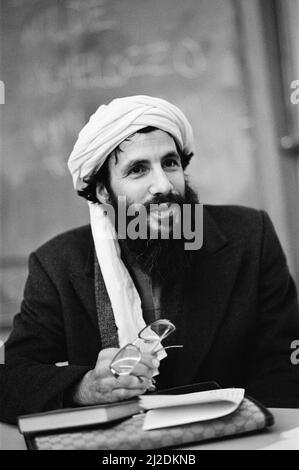 Das Bild zeigt Yusuf Islam beim Reden an der Universität von Reading am 11.. November 1985. Der Quran, der nicht auf der Tafel steht, ist im Hintergrund sichtbar. Yusuf Islam (geboren am 21. Juli 1948 in Steven Demeter Georgiou), allgemein bekannt unter seinem früheren Künstlernamen Cat Stevens, ist ein britischer Singer-Songwriter, Multi-Instrumentalist, humanitärer und pädagogischer Philanthrope. Sein Debütalbum aus dem Jahr 1967 erreichte die Top 10 in Großbritannien, und der Titelsong des Albums „Matthew and Son“ wurde auf Platz 2 der UK Singles Chart geführt. Seine Alben Tea for the Tillerman (1970) und Teaser and the Firecat (1971) wurden beide für tr zertifiziert Stockfoto