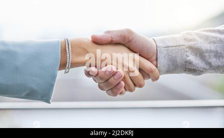 Es war ein Vergnügen, Geschäfte mit Ihnen zu machen. Aufnahme von zwei nicht erkennbaren Geschäftsleuten, die sich die Hände schüttelten. Stockfoto