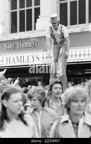 Eröffnung, Hamleys Toy Shop, Bull Street, Birmingham, 12.. Oktober 1985. Hamleys, der älteste und größte Spielwarenladen der Welt, eröffnet in der Bull Street (drei Stockwerke des ehemaligen Debenhams-Ladens) einen neuen Laden. Unser Bild zeigt große Menschenmengen, die sich vor dem Laden versammeln. Stockfoto