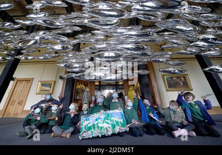 Der Künstler Joseph Rossano und die Kinder von Crathie Primary sehen seine Kunstinstallation The Salmon School, die im Castle Ballroom bei der Eröffnung von Life at Balmoral, der Platinum Jubilee-Ausstellung im Balmoral Castle, in Royal Deeside, Aberdeenshire, zu sehen ist. Bilddatum: Mittwoch, 30. März 2022. Stockfoto