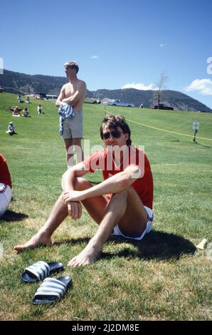 Die englische Fußballmannschaft nimmt an einem Warm-Up-Spiel gegen ein Team der US-Luftwaffe in Colorado Springs, USA, Teil, um sich auf das Weltcup-Turnier 1986 in Mexiko vorzubereiten. England gewann das Spiel 11-0. Der englische Fußballspieler Bryan Robson entspannt sich beim Betrachten der Action. 11. Mai 1986. Stockfoto