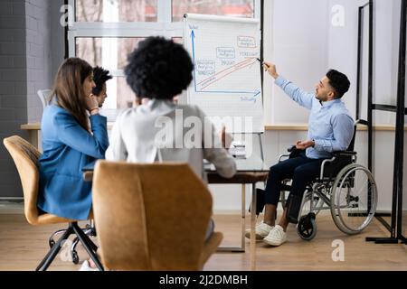 Person Mit Behinderung Bei Der Präsentation Im Bildungsmeeting Stockfoto