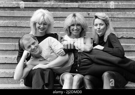 Der schottische Sänger Jim Diamond zeigte sich mit seiner Begleitgruppe Vicki und Sam Brown, der Frau und Tochter von Joe Brown und Sonia Jones. Backing Sänger von links nach rechts, Sam Brown, Vicki Brown und Sonia Jones. 16. Mai 1985. Stockfoto