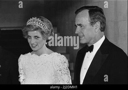 Prinzessin Diana, die Prinzessin von Wales, trifft am 11. November 1985 in der Residenz des britischen Botschafters auf Vizepräsident George Bush und Barbara Bush (aus dem Bild). Während eines offiziellen Besuchs in Washington DC, USA, sind Prinzessin Diana und ihr Ehemann Prinz Charles zu einem 3-tägigen Besuch in Amerika. Bild aufgenommen am 11.. November 1985 Stockfoto