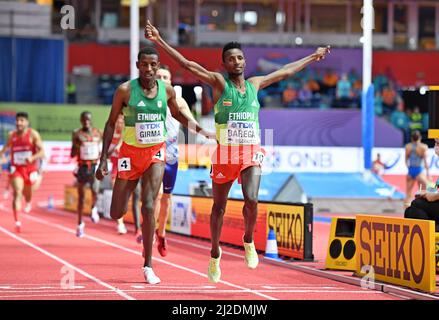 Selemon Barega (ETH) feiert, nachdem er Lamecha Girma (ETH) besiegt hat, um den 3.000m, 7:41,38 bis 7:41,63, während der Leichtathletik-Hallenweltmeister zu gewinnen Stockfoto