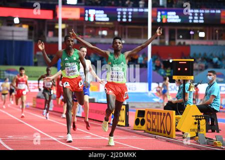 Selemon Barega (ETH) feiert, nachdem er Lamecha Girma (ETH) besiegt hat, um den 3.000m, 7:41,38 bis 7:41,63, während der Leichtathletik-Hallenweltmeister zu gewinnen Stockfoto