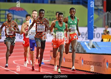 Selemon Barega (ETH) feiert, nachdem er Lamecha Girma (ETH) besiegt hat, um den 3.000m, 7:41,38 bis 7:41,63, während der Leichtathletik-Hallenweltmeister zu gewinnen Stockfoto