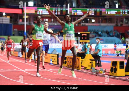 Selemon Barega (ETH) feiert, nachdem er Lamecha Girma (ETH) besiegt hat, um den 3.000m, 7:41,38 bis 7:41,63, während der Leichtathletik-Hallenweltmeister zu gewinnen Stockfoto