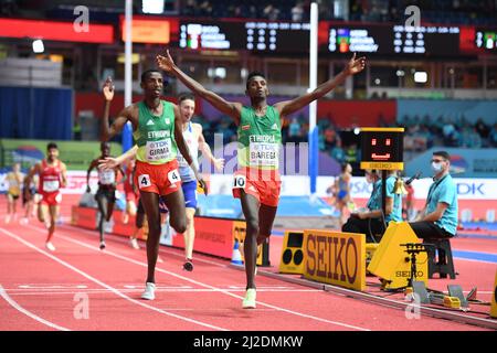 Selemon Barega (ETH) feiert, nachdem er Lamecha Girma (ETH) besiegt hat, um den 3.000m, 7:41,38 bis 7:41,63, während der Leichtathletik-Hallenweltmeister zu gewinnen Stockfoto