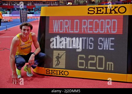 Mondo Duplantis alias Armand Duplantis (SWE) posiert mit der Anzeigetafel, nachdem er das Stabhochsprung in einem absoluten Weltrekord von 20-4 (6,20m) während des gewonnen hat Stockfoto