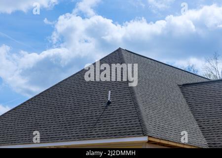 Im Bau neues Haus der Dachkonstruktion auf Dach bedeckt Asphalt Schindeln Dach Stockfoto