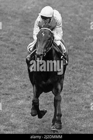 Der amerikanische Jockey Steve Cauthen in Aktion, um das Epsom Derby auf Slip Anchor zu gewinnen. 5.. Juni 1985 Stockfoto