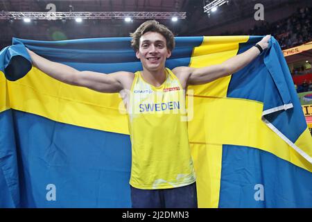 Mondo Duplantis alias Armand Duplantis (SWE) posiert mit schwedischer Flagge, nachdem er während des Arbeitsauftrags mit einem absoluten Weltrekord von 20-4 (6,20m) das Stabhochsprung gewonnen hat Stockfoto