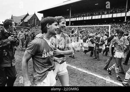 Everton holte den Ligapitel zum achten Mal in ihrer Geschichte mit einem 2-0-Sieg über die Queens Park Rangers am 6.. Mai 1985 und beendete schließlich 13 Punkte über dem zweiten Platz Liverpool. Bild zeigt: Feiern auf dem Platz für das Everton-Paar Paul Bracewell und Gary Stevens, während das Team ihre Fans auf einer Ehrenrunde applaudiert. 6. Mai 1985. Stockfoto