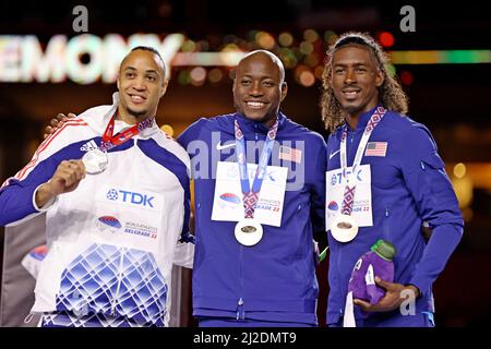 Grant Holloway (USA), Goldmedaillengewinnerin der Mitte der Männer 60m, posiert mit dem Silbermedaillengewinnerin Pascal Martinot-Lagarde (FRA), links, und dem Bronzemedaillengewinnerin Jarret Eaton Stockfoto