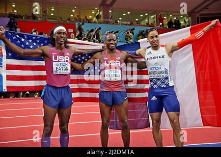 Grant Holloway (USA), Goldmedaillengewinnerin der Mitte der Männer 60m, posiert mit dem Silbermedaillengewinnerin Pascal Martinot-Lagarde (FRA), links, und dem Bronzemedaillengewinnerin Jarret Eaton Stockfoto