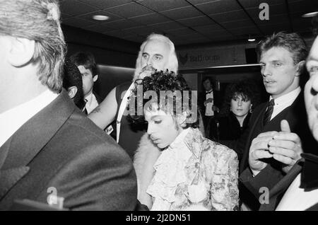 Prince, amerikanischer Sänger, abgebildet bei den British Phonographic Industry, BPI Awards, aka Brit Awards, im Grosvenor House, London, 12.. Februar 1985. Er erhielt zwei Auszeichnungen, den besten internationalen Solo-Künstler und die beste Soundtrack-/Cast-Aufnahme für Purple Rain. Stockfoto