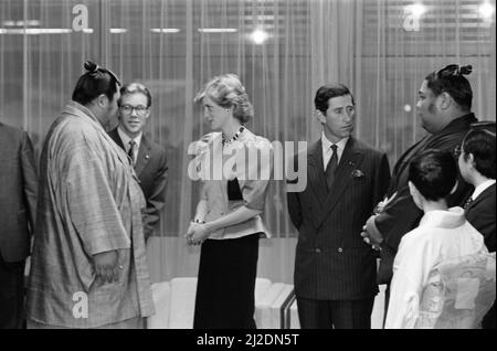 Ihre Königliche Hoheit Prinzessin Diana, die Prinzessin von Wales, und Prinz Charles, treueten japanische Sumo-Ringer beim Grand Sumo Turnier in der Royogoku Sumo Arena in Tokio. Prinz Charles chattet mit 36 steinernen Sumo Wrestler 'Sally' Konishiki, (gekleidet in die dunkle Robe) Bild aufgenommen am 11.. Mai 1986 Stockfoto