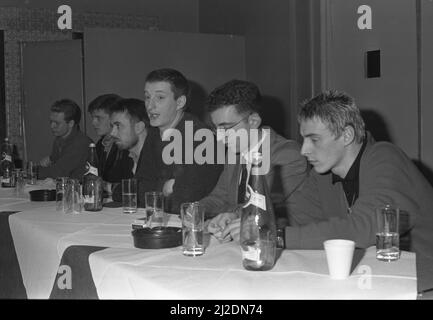 Bevor die Red Wedge Tour mit ihrer musikalischen Show voller politischer Propaganda auf die Bühne ging, um die Labour Party in Westminster wieder an die Macht zu bringen, fand im Odeon Cinema in Birmingham ein Presseempfang statt. Billy Bragg beantwortet die Fragen. Paul Weller ist tief in Gedanken (ganz rechts).2. von rechts ist Richard Coles von den Communards. Am 27.. Januar 1986 wurde er Reverend Richard Coles Stockfoto