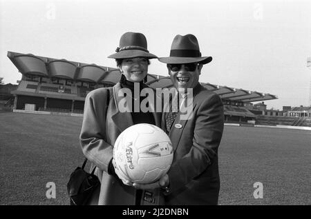 Elton John, Vorsitzender des Watford FC, und seine Frau Renate an der Vicarage Road, der Heimat des Watford Fußballvereins. Abgebildet vor dem neuen Stand von Watford. 18.. Oktober 1986. Stockfoto