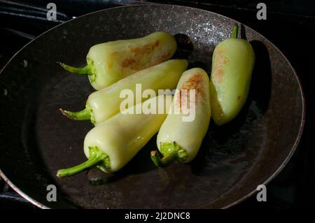 Braten einer Gruppe von gelben Paprika in einer Pfanne mit Öl-Makro-Fotografie oder Nahaufnahme Bild Stockfoto