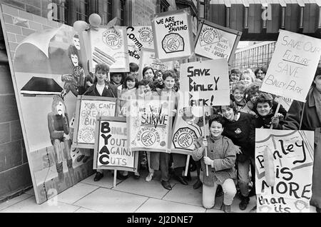 Schüler und Lehrer protestieren vor dem Council House, Coventry, Freitag, 22.. Februar 1985 gegen die Schließung von Schulen. Stockfoto