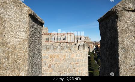 Die Kathedrale von Ávila oder die Kathedrale des Erlösers, eine katholische Kirche in Ávila, Spanien, von den befestigten mittelalterlichen Mauern aus gesehen. Stockfoto