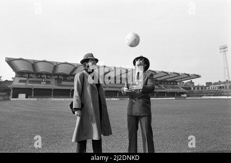 Elton John, Vorsitzender des Watford FC, und seine Frau Renate an der Vicarage Road, der Heimat des Watford Fußballvereins. Abgebildet vor dem neuen Stand von Watford. 18.. Oktober 1986. Stockfoto