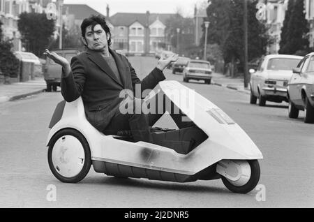 15 Stein Roy Stuart aus Ilford, Essex, Besitzer einer C5, kann aufgrund seiner Größe nur sechs Meilen von ihm herausholen. Bild aufgenommen am 10.. März 1985 Stockfoto