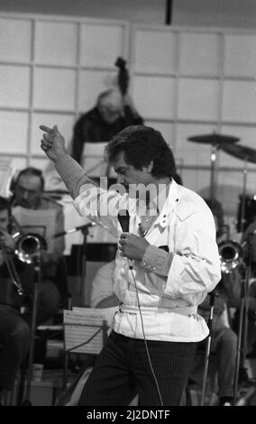 Der singende Superstar Engelbert Humperdinck tritt in der BBC-Show „Pebble Mill at One“ auf. 24.. April 1985 Stockfoto