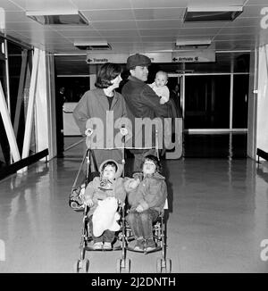 Der amerikanische Filmstar Dustin Hoffman und seine Frau Lisa mit ihren Kindern Jake im Alter von 3 Jahren, Rebecca im Alter von 1 Jahren und dem Baby Max verlassen den Flughafen Heathrow nach New York auf der Concorde. 9.. Januar 1985. Stockfoto