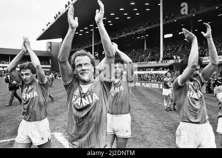 Everton holte den Ligapitel zum achten Mal in ihrer Geschichte mit einem 2-0-Sieg über die Queens Park Rangers am 6.. Mai 1985 und beendete schließlich 13 Punkte über dem zweiten Platz Liverpool. Bilder zeigen: Feiern auf dem Platz für die Everton-Spieler Kevin Sheedy, Andy Grey, Graeme Sharp und Derek Mountfield, während das Team ihre Fans auf einer Ehrenrunde applaudiert. 6. Mai 1985. Stockfoto