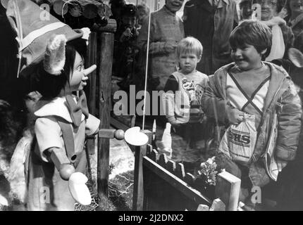 Kinder treffen Pinocchio durch das Fenster des Fenwick-Ladens in Newcastle. 9.. November 1985. Stockfoto