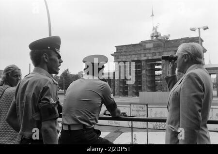 Blick auf die Berliner Mauer, Deutschland. Abgebildet sind die Royal Military Police. 7.. August 1986. Stockfoto