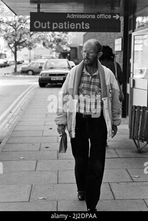 Schauspieler Douglas Lambert, bei dem AIDS diagnostiziert wurde, verließ das St. Stephen's Hospital, Chelsea, nach einer Überprüfung. 19.. Oktober 1986. Stockfoto