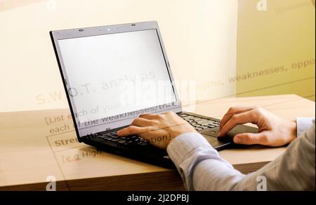 Nahaufnahme eines Mannes, der am Computer arbeitet, mit einem gemischten Bild einer swot-Analyse Stockfoto