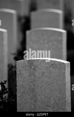 Yper, Belgien - 7. August 2021. Detail der Kriegsdenkmäler auf dem Tyne Cot Friedhof. Tyne Cot ist der größte britische Friedhof aus dem ersten Weltkrieg. Stockfoto