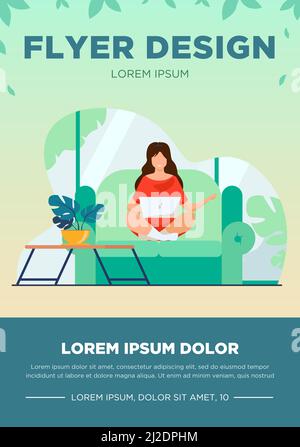 Frau sitzt auf dem Sofa mit Laptop-Computer und lächelt. Online, Isolation, Studie flache Vektor-Illustration. Freiberufliches und digitales Technologiekonzept fo Stock Vektor