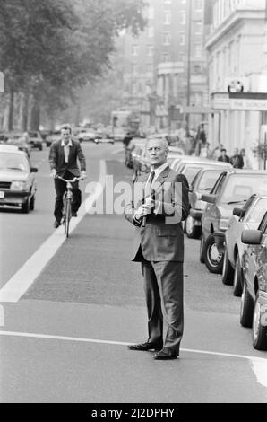 Der britische Schauspieler Edward Woodward, der in der amerikanischen Fernsehserie The Equalizer den Ex-Agenten Robert McCall spielt, posiert in London mit einem Maschinengewehr, um die Serie zu promoten. 25.. Oktober 1986. *** Lokale Bildunterschrift *** Der Equalizer Stockfoto