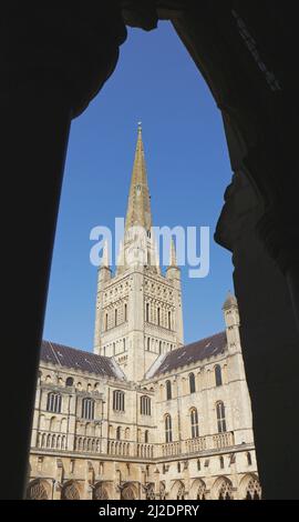 Ein Blick auf den Turm und den Turm der anglikanischen Kathedrale der Heiligen und ungeteilten Dreifaltigkeit in der Stadt Norwich, Norfolk, England, Vereinigtes Königreich. Stockfoto