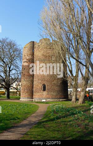 Ein Blick auf den mittelalterlichen Cow Tower, der zur Verbesserung der Stadtverteidigung am Fluss Wensum in der Stadt Norwich, Norfolk, England, Vereinigtes Königreich, errichtet wurde. Stockfoto