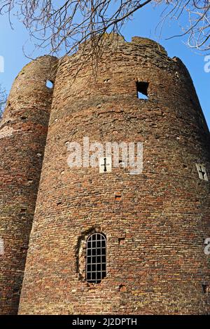 Eine Nahaufnahme des mittelalterlichen Cow Tower am Fluss Wensum, um die Verteidigung der Stadt Norwich, Norfolk, England, Großbritannien, zu verbessern. Stockfoto