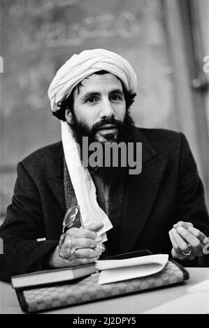 Das Bild zeigt Yusuf Islam beim Reden an der Universität von Reading am 11.. November 1985. Der Quran ist auf der schwarzen Tafel hinter ihm zu sehen. Yusuf Islam (geboren am 21. Juli 1948 in Steven Demeter Georgiou), allgemein bekannt unter seinem früheren Künstlernamen Cat Stevens, ist ein britischer Singer-Songwriter, Multi-Instrumentalist, humanitärer und pädagogischer Philanthrope. Sein Debütalbum aus dem Jahr 1967 erreichte die Top 10 in Großbritannien, und der Titelsong des Albums „Matthew and Son“ wurde auf Platz 2 der UK Singles Chart geführt. Seine Alben Tea for the Tillerman (1970) und Teaser and the Firecat (1971) wurden beide mit dreifacher Platin zertifiziert Stockfoto