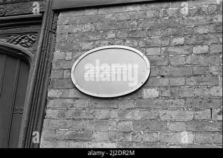 Eine Plakette auf dem Cottage, Bayley Lane, einem Fachwerkhaus in Coventry, West Midlands. 25.. November 1985. Stockfoto