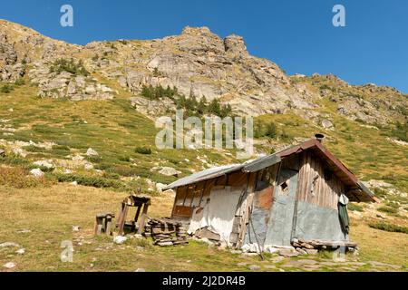 Alte krumm gekippte verwitterte Hütte am Fuße des Urdini-Lakes-Tals, des Rila-Gebirges, Bulgariens, des Balkans, Osteuropas Stockfoto