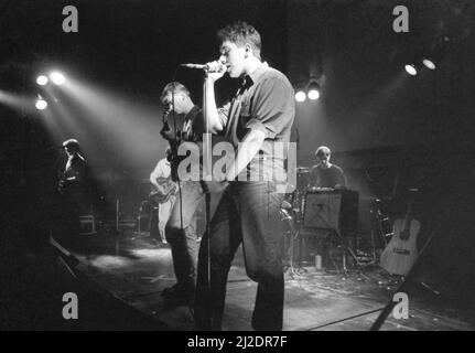 Terry Hall und The Colorfield spielten auf der Bühne des Coventry Lanchester Polytechnic bei der Veranstaltung „Cov Aid“, um hungernde Kinder in Afrika zu ernähren. Es war das Debüt in der Heimatstadt des Colorfield. 15 Bands aus der Region Coventry spielten jeweils einen 20-minütigen Satz in der sechseinhalbstündigen Feier. Sie wechselten zwischen zwei Hallen und spielten vor mehr als 800 begeisterten Pop-Fans. Die Veranstaltung brachte mehr als 3.200 Menschen für den Krieg gegen den Hunger in Äthiopien und im Sudan zur Sprache. 21.. Oktober 1985 Stockfoto